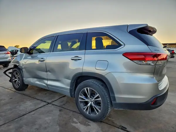 5TDZARFH8HS030698 2017 TOYOTA HIGHLANDER - Image 2