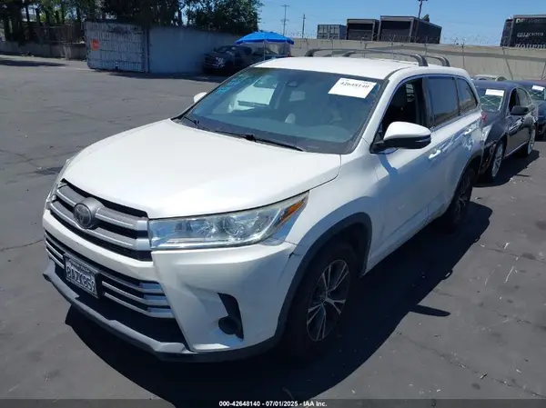 5TDZARFH8JS033218 2018 TOYOTA HIGHLANDER - Image 2