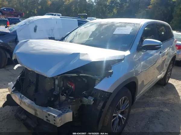 5TDZARFH8JS038855 2018 TOYOTA HIGHLANDER - Image 2