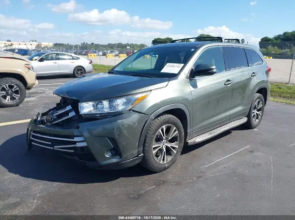 5TDZARFH8KS052112 2019 TOYOTA HIGHLANDER - Image 2