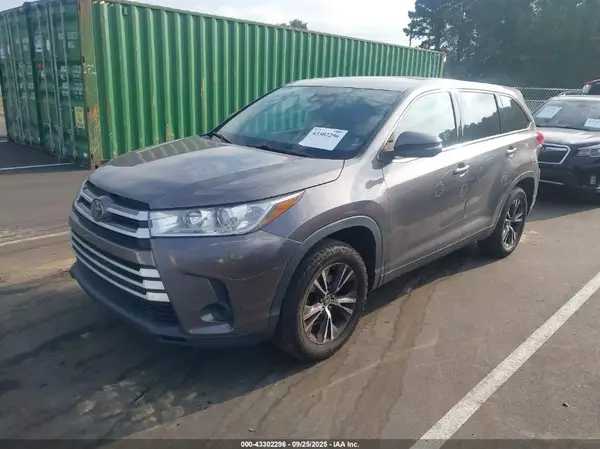 5TDZARFH8KS060663 2019 TOYOTA HIGHLANDER - Image 2