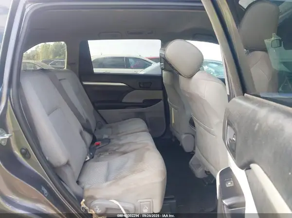 5TDZARFH8KS060663 2019 TOYOTA HIGHLANDER - Image 8