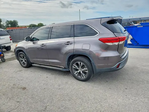 5TDZARFH9HS023291 2017 TOYOTA HIGHLANDER - Image 2