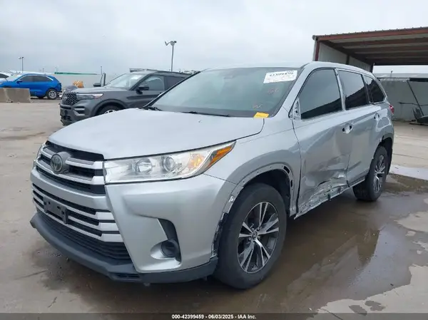 5TDZARFH9HS025588 2017 TOYOTA HIGHLANDER - Image 2