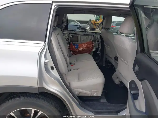 5TDZARFH9HS025588 2017 TOYOTA HIGHLANDER - Image 8