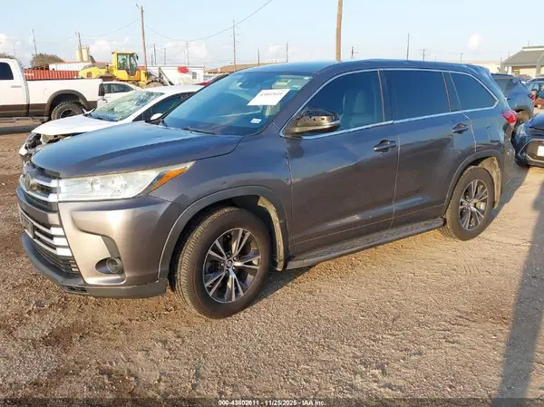 5TDZARFH9HS028118 2017 TOYOTA HIGHLANDER - Image 2