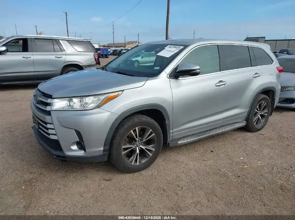 5TDZARFH9HS028717 2017 TOYOTA HIGHLANDER - Image 2
