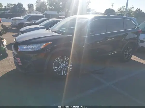 5TDZARFH9HS030743 2017 TOYOTA HIGHLANDER - Image 2