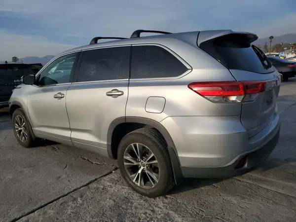 5TDZARFH9JS040100 2018 TOYOTA HIGHLANDER - Image 2