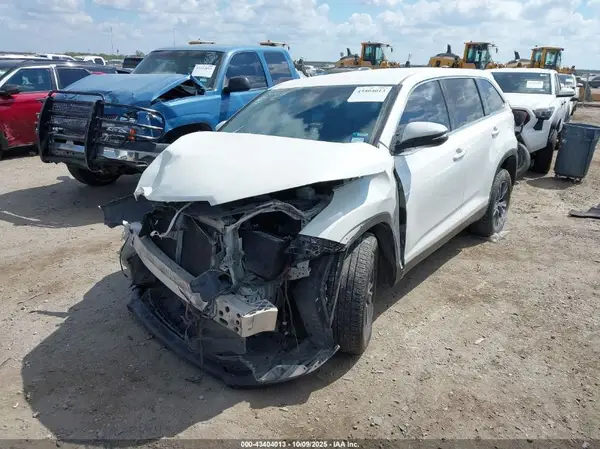 5TDZARFH9KS045511 2019 TOYOTA HIGHLANDER - Image 2