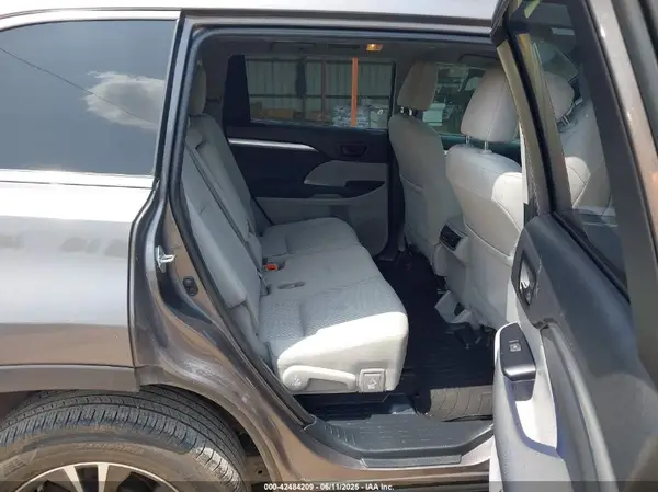 5TDZARFH9KS057030 2019 TOYOTA HIGHLANDER - Image 8