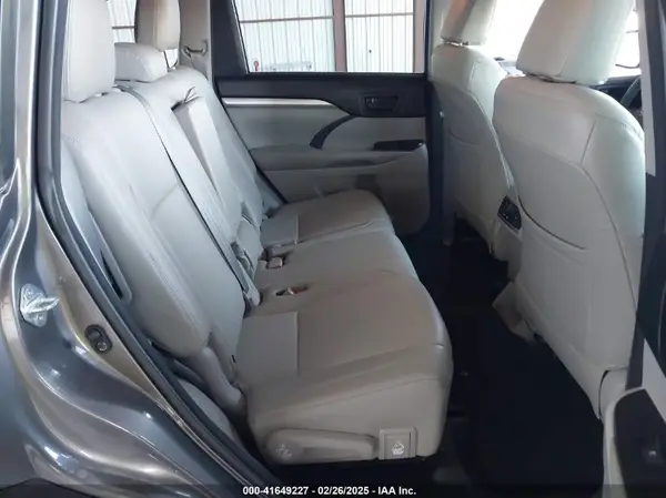 5TDZARFHXHS027219 2017 TOYOTA HIGHLANDER - Image 8