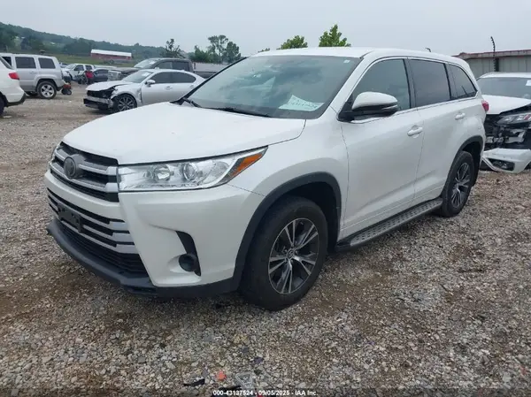 5TDZARFHXHS028502 2017 TOYOTA HIGHLANDER - Image 2
