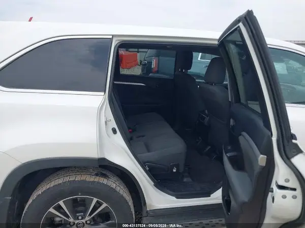 5TDZARFHXHS028502 2017 TOYOTA HIGHLANDER - Image 8