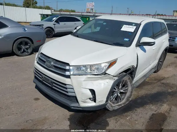 5TDZARFHXHS029181 2017 TOYOTA HIGHLANDER - Image 2