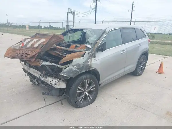 5TDZARFHXJS038131 2018 TOYOTA HIGHLANDER - Image 2