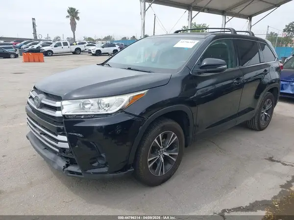 5TDZARFHXJS040137 2018 TOYOTA HIGHLANDER - Image 2