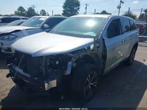 5TDZARFHXKS057151 2019 TOYOTA HIGHLANDER - Image 2