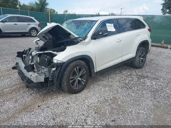 5TDZARFHXKS060678 2019 TOYOTA HIGHLANDER - Image 2
