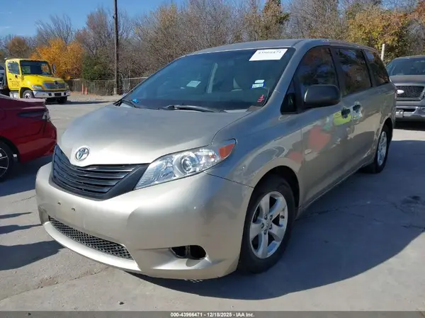5TDZK3DC1GS718820 2016 TOYOTA SIENNA - Image 2