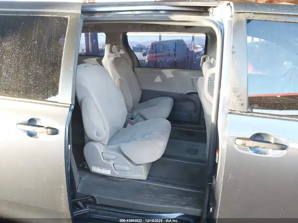 5TDZK3DC1GS730921 2016 TOYOTA SIENNA - Image 8