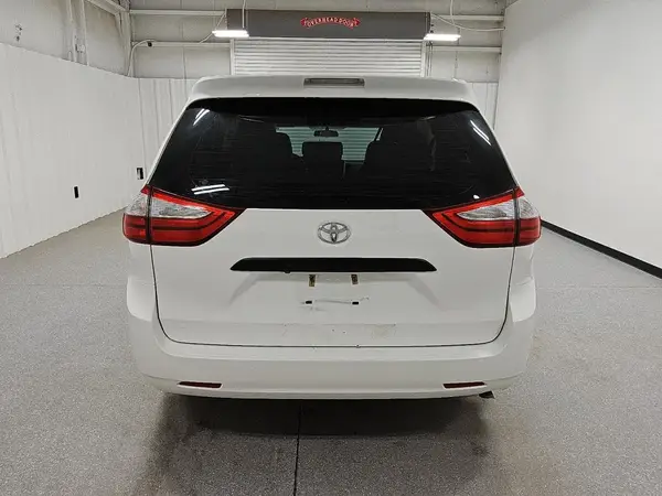 2016 TOYOTA SIENNA auction photo 6