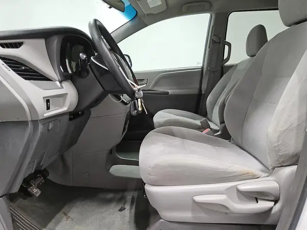 2016 TOYOTA SIENNA auction photo 7