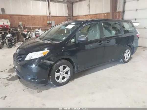5TDZK3DC1GS759318 2016 TOYOTA SIENNA - Image 2