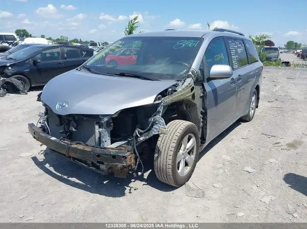 5TDZK3DC2GS728241 2016 TOYOTA SIENNA - Image 2