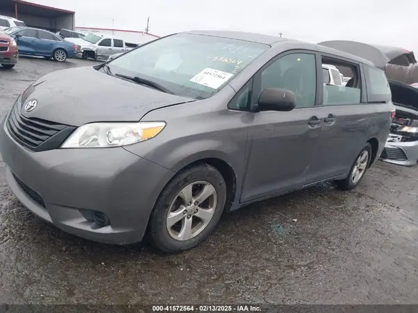 5TDZK3DC2GS728479 2016 TOYOTA SIENNA - Image 2
