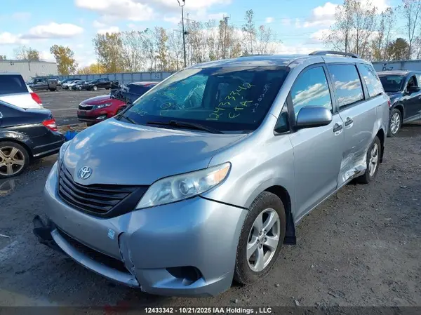 5TDZK3DC3GS698991 2016 TOYOTA SIENNA - Image 2