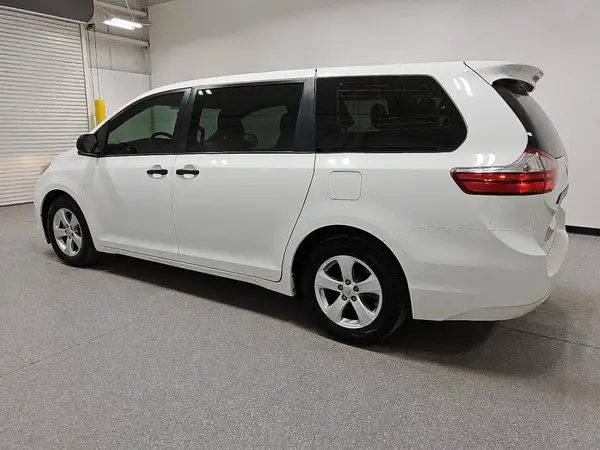 5TDZK3DC3GS710587 2016 TOYOTA SIENNA - Image 2