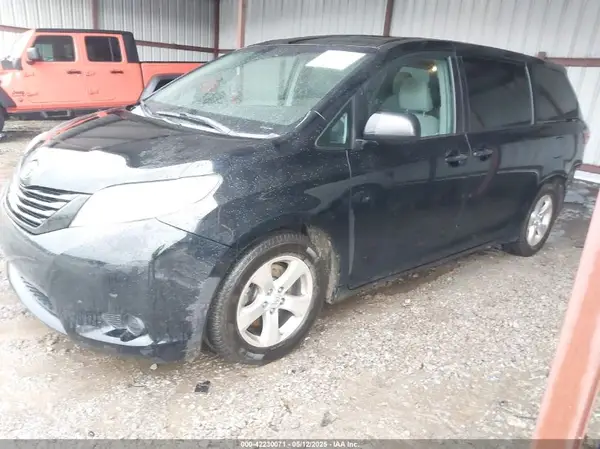5TDZK3DC3GS715661 2016 TOYOTA SIENNA - Image 2
