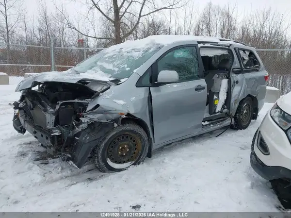 5TDZK3DC3GS720679 2016 TOYOTA SIENNA - Image 2
