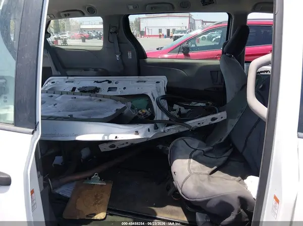 5TDZK3DC3GS757375 2016 TOYOTA SIENNA - Image 8
