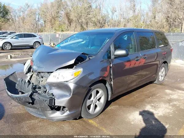 5TDZK3DC4GS713272 2016 TOYOTA SIENNA - Image 2