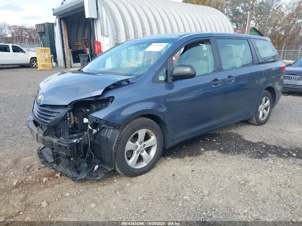 5TDZK3DC5GS733952 2016 TOYOTA SIENNA - Image 2