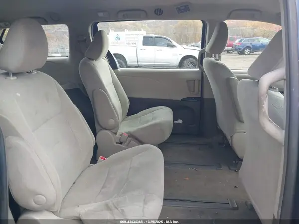 5TDZK3DC5GS733952 2016 TOYOTA SIENNA - Image 8