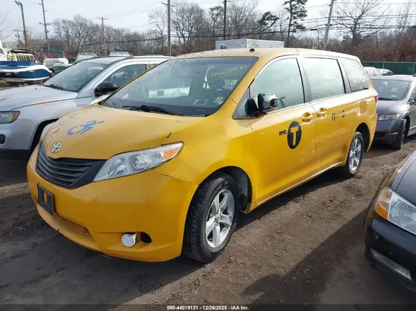 5TDZK3DC5GS761153 2016 TOYOTA SIENNA - Image 2