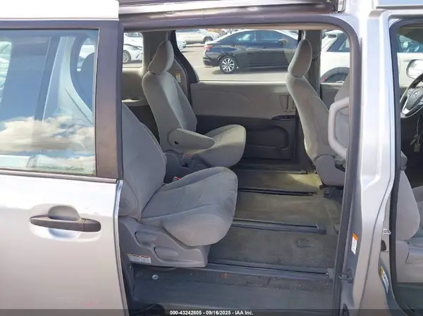 5TDZK3DC6GS693364 2016 TOYOTA SIENNA - Image 8