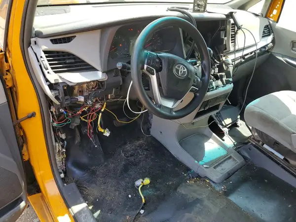 5TDZK3DC6GS700586 2016 TOYOTA SIENNA - Image 8
