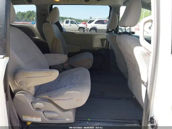 5TDZK3DC7GS735427 2016 TOYOTA SIENNA - Image 8