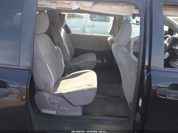 5TDZK3DC8GS715557 2016 TOYOTA SIENNA - Image 8