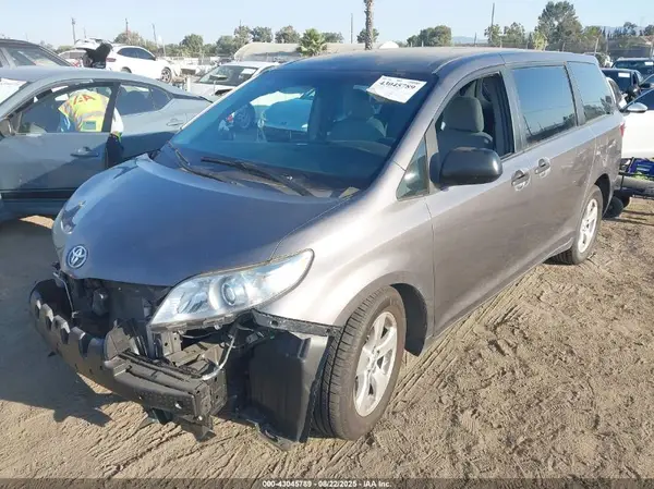 5TDZK3DC8GS743004 2016 TOYOTA SIENNA - Image 2