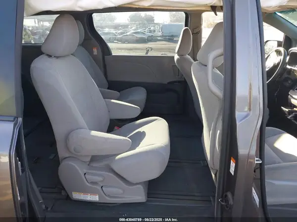 5TDZK3DC8GS743004 2016 TOYOTA SIENNA - Image 8