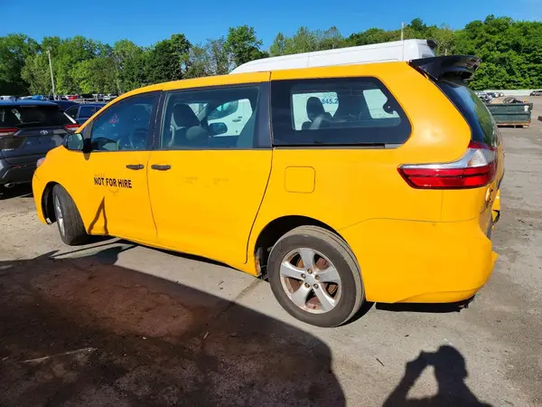 5TDZK3DC9GS699501 2017 TOYOTA SIENNA - Image 2