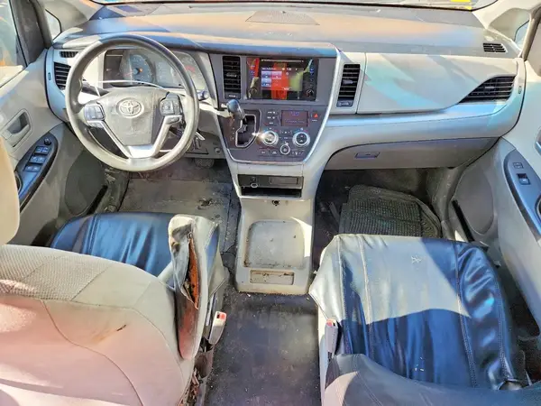 5TDZK3DC9GS699501 2017 TOYOTA SIENNA - Image 8
