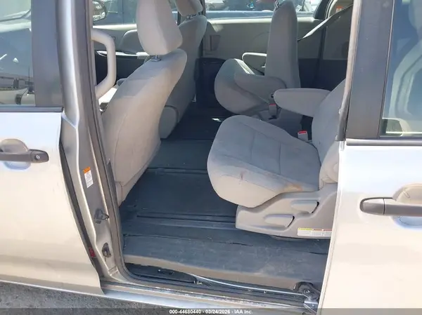 5TDZK3DC9GS703191 2016 TOYOTA SIENNA - Image 8