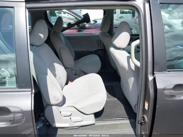 5TDZK3DC9GS740287 2016 TOYOTA SIENNA - Image 8