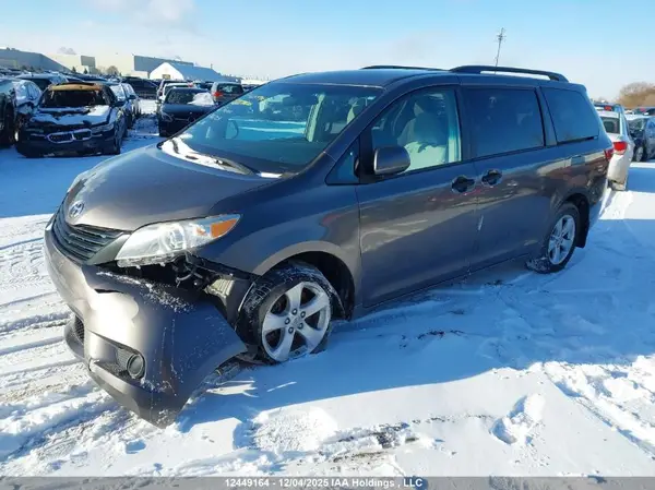 5TDZK3DC9GS746753 2016 TOYOTA SIENNA - Image 2